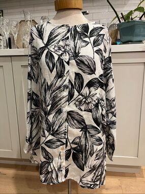 C &C California 100% linen Black & White Botanical Button front crew neck Blouse